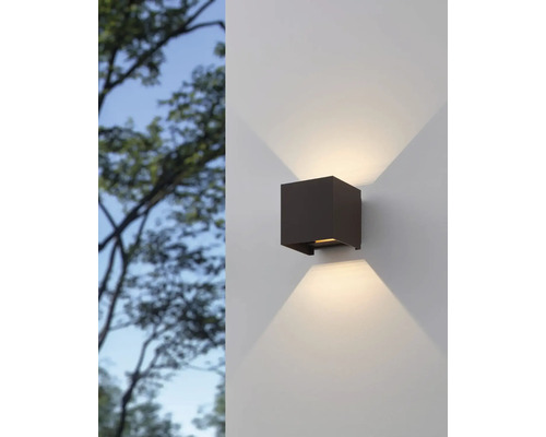 Quadratische Wandleuchte für den Außenbereich mit Lichtkegel