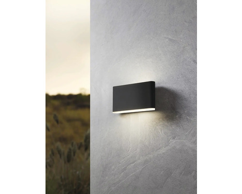 Wandleuchte für den Außenbereich an einer grauen Steinmauer