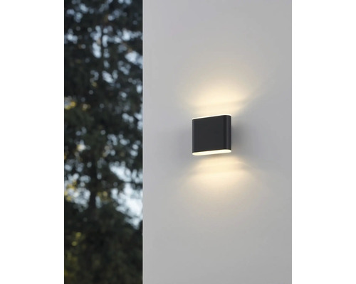Quadratische Außenwandleuchte an einer Fassade