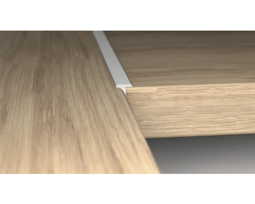 Detailansicht eines Möbelstücks mit Profilleiste