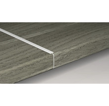 Kunststoffkabelkanal auf einer Holzoberfläche