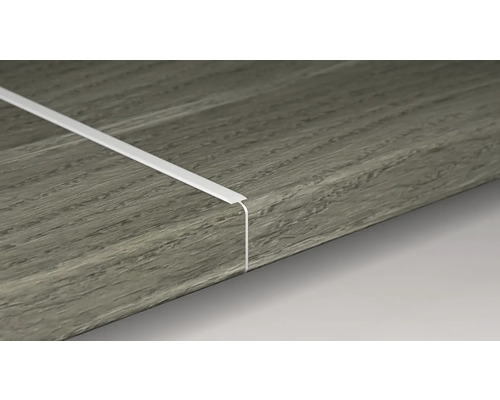 Kunststoffkabelkanal auf einer Holzoberfläche