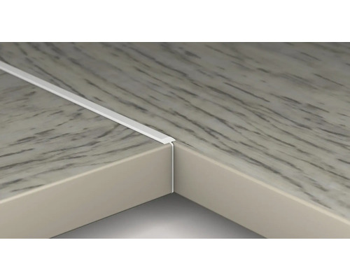 Detailansicht einer weißen Abschlussschiene an einer Arbeitsplatte