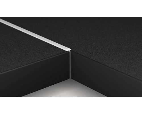 Detailansicht einer weißen Eckschutzschiene auf einem dunklen Untergrund