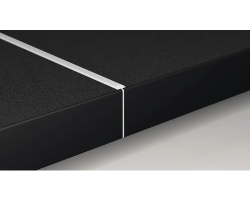 Detailansicht einer schwarzen Arbeitsplatte mit weißer Kante