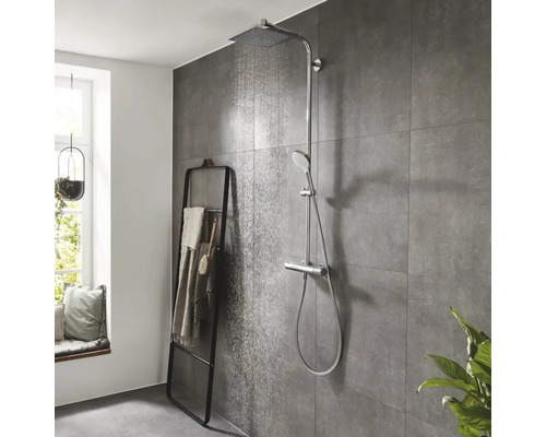 Badezimmer mit Duschsystem mit Kopf- und Handbrause sowie Handtuchhalter