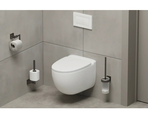 Wandhängendes WC mit WC-Rollenhalter, Toilettenbürste und Spülkasten in einem modernen Badezimmer