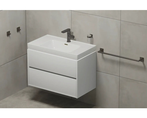 Weißer Waschtisch mit zwei Schubladen, Armatur, Seifenspender und Handtuchhalter im Badezimmer