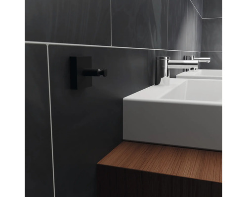 Badezimmer mit zwei Waschbecken, Armaturen und Handtuchhaken