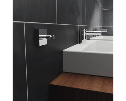 Badezimmer mit Waschbecken, Armaturen und Handtuchhaken