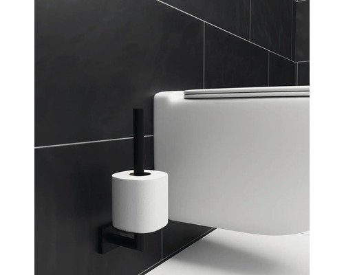 Wand-WC und Toilettenpapierhalter im Badezimmer