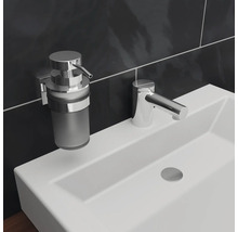 Waschbecken mit Armatur und Seifenspender