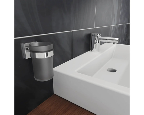 Badezimmer Waschbecken mit Armatur und Zahnputzbecher