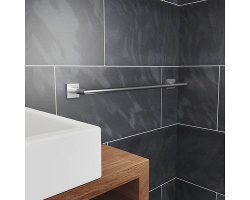 Handtuchhalter aus Metall im Badezimmer