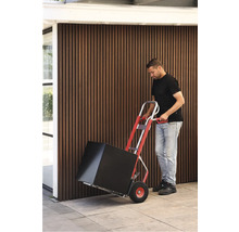 Eine Person transportiert mit einer Sackkarre einen Karton.