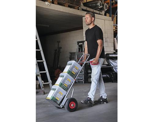 Mann transportiert Farbeimer mit einer Sackkarre