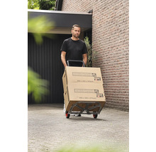 Mann transportiert Hornbach Kartons auf einer Sackkarre