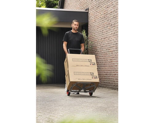 Mann transportiert Hornbach Kartons auf einer Sackkarre