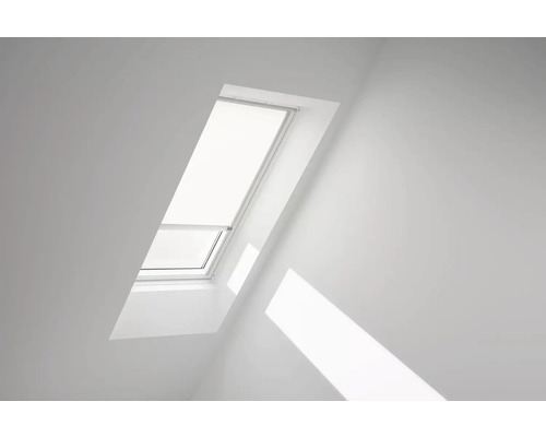 Dachfenster mit Rollo in einem hellen Raum