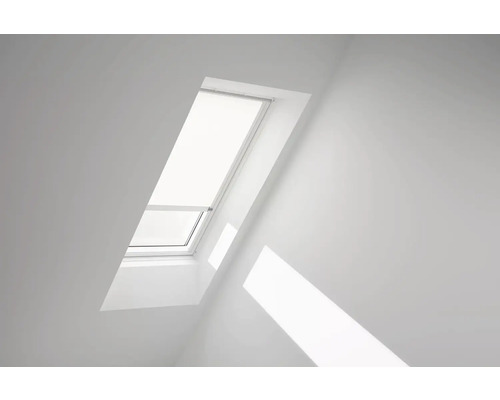 Dachfenster mit Rollo in einem hellen Raum