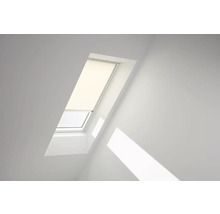 Dachfenster mit Rollo in einem hellen Raum