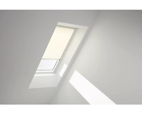 Dachfenster mit Rollo in einem hellen Raum