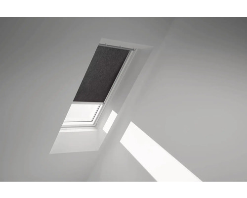 Dachfenster mit Rollo in einem hellen Raum.
