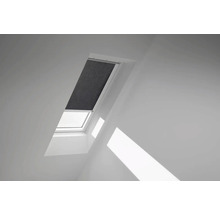 Dachfenster mit Rollo im hellen Raum