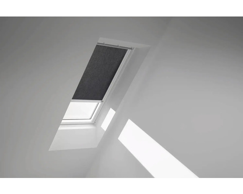 Dachfenster mit Rollo im hellen Raum