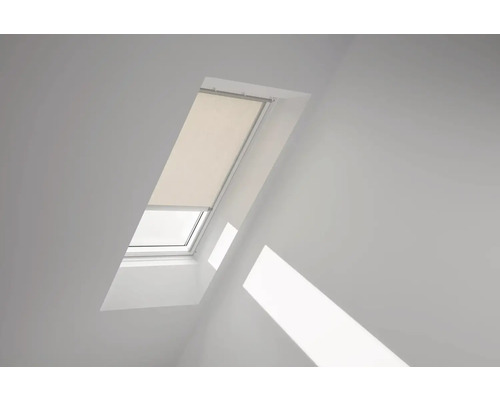 Dachfenster mit Rollo in einem hellen Raum