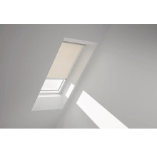 Dachfenster mit Rollo in einem hellen Raum