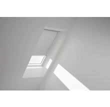 Dachfenster mit Rollo in einem hellen Raum.