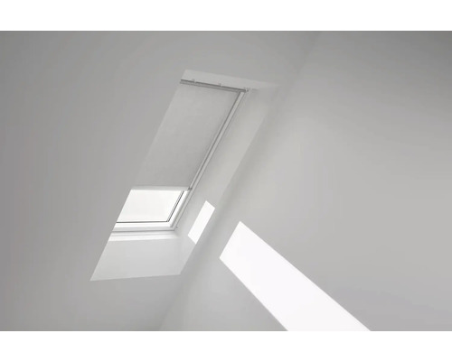 Dachfenster mit Rollo in einem hellen Raum.