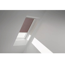 Dachfenster mit Rollo in einem hellen Raum