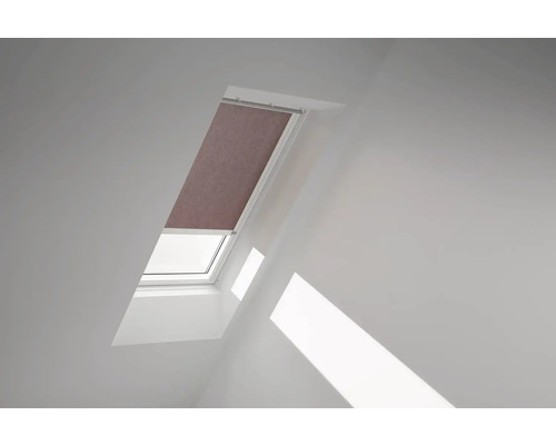 Dachfenster mit Rollo in einem hellen Raum