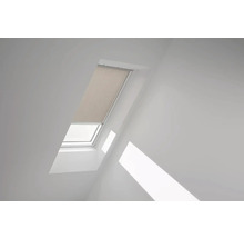 Dachfenster mit Rollo in einem hellen Raum