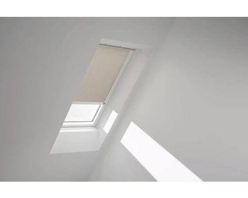 Dachfenster mit teilweise heruntergelassenem Rollo in einem hellen Raum.