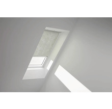 Dachfenster mit Rollo in einem hellen Raum.