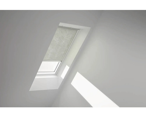 Dachfenster mit Rollo in einem hellen Raum.