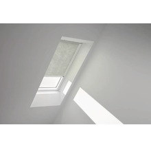 Dachfenster mit Rollo in einem hellen Raum.