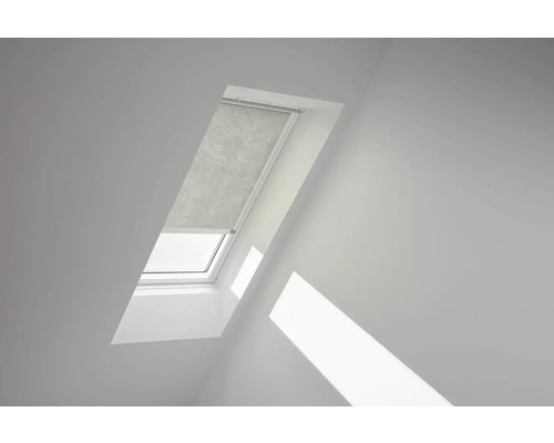 Dachfenster mit Rollo in einem hellen Raum.