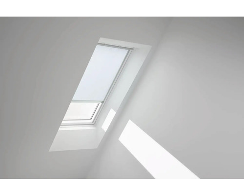 Dachfenster mit Verdunkelungsrollo in einem hellen Raum