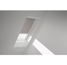 Dachfenster mit Rollo in einem hellen Raum.