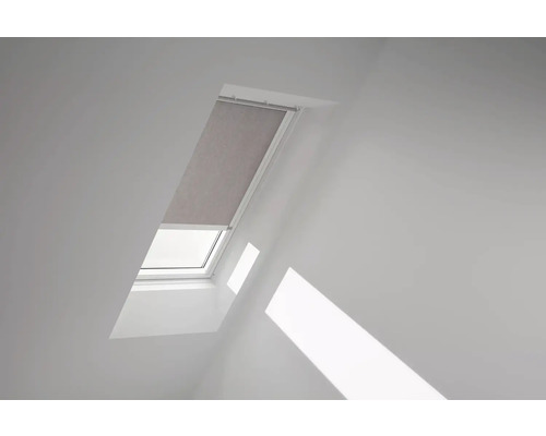 Dachfenster mit Rollo in einem hellen Raum.