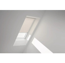 Dachfenster mit teilweise heruntergelassenem Rollo in einem hellen Raum.