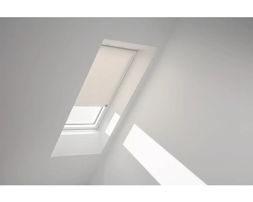 Dachfenster mit teilweise heruntergelassenem Rollo in einem hellen Raum.