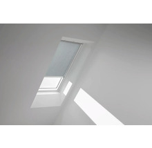 Dachfenster mit Rollo in einem hellen Raum.