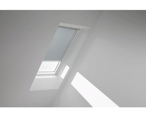 Dachfenster mit Rollo in einem hellen Raum.
