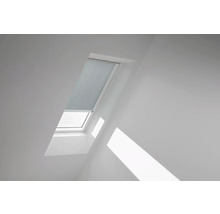 Dachfenster mit Rollo in einem hellen Raum.