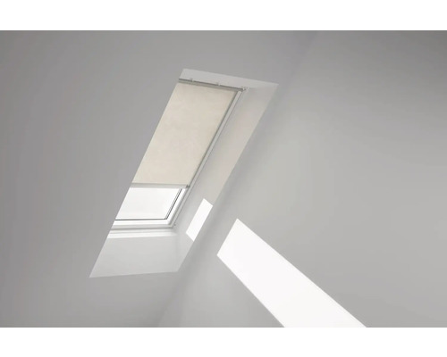 Dachfenster mit Rollo in einem hellen Raum.